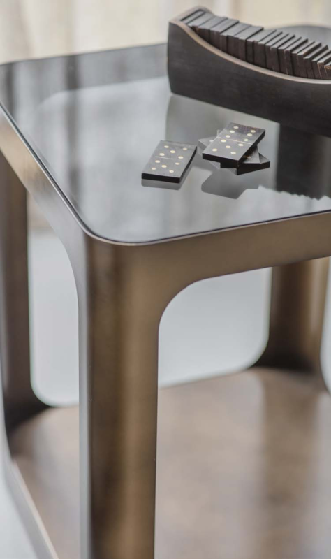 Stolik pomocniczy Kensington Gold 56 cm szklany blat złota metalowa rama