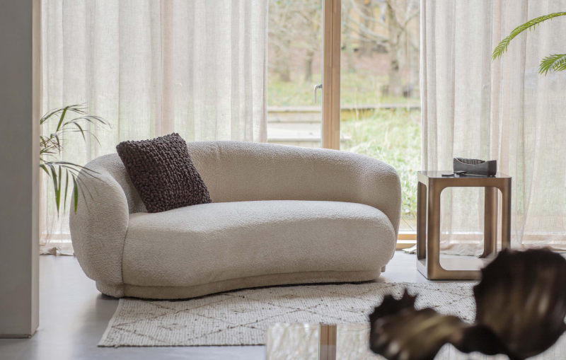 Zaokrąglona mała sofa Ennismore 191 cm boucle tkanina bukla kremowa kanapa