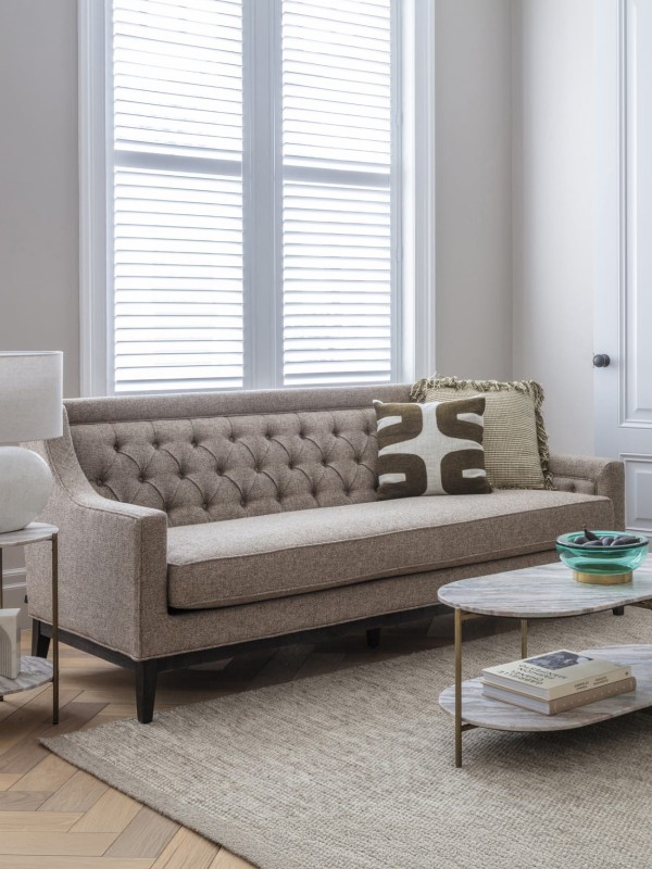 Sofa Cheval Taupe trzyosobowa 200 cm beżowe obicie ozdobne guziki dekoracyjne przeszycia