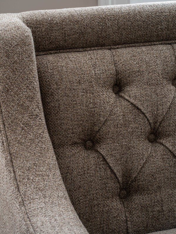 Sofa Cheval Taupe trzyosobowa 200 cm beżowe obicie ozdobne guziki dekoracyjne przeszycia