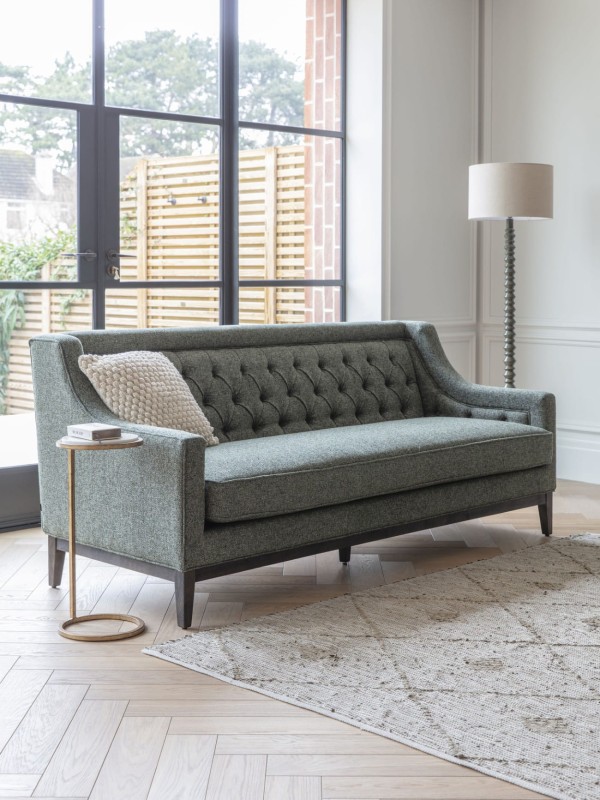 Sofa Cheval Forest trzyosobowa 200 cm zielone obicie ozdobne guziki dekoracyjne przeszycia