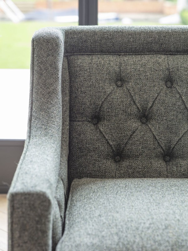 Sofa Cheval Forest trzyosobowa 200 cm zielone obicie ozdobne guziki dekoracyjne przeszycia