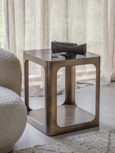 Stolik pomocniczy Kensington Gold 56 cm ze szklanym blatem i metalową półką