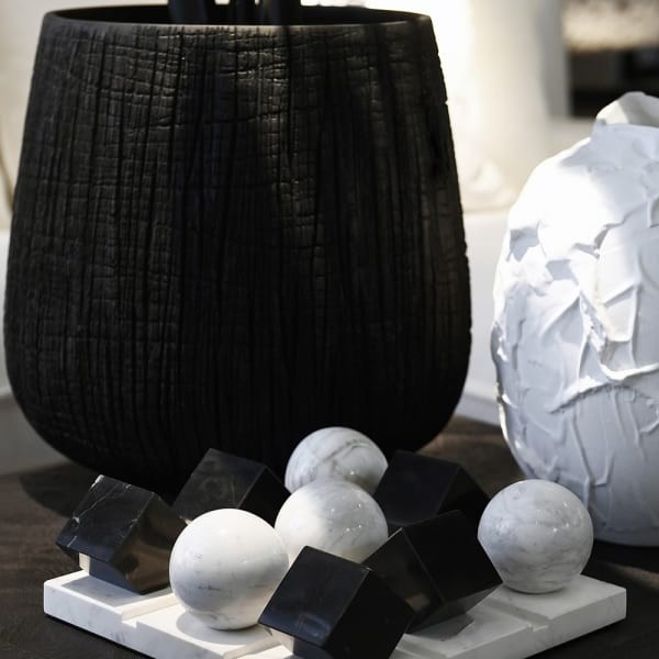 Dekoracja do salonu Sloane styl kółko i krzyżyk marmurowa ozdoba na stolik lub komodę