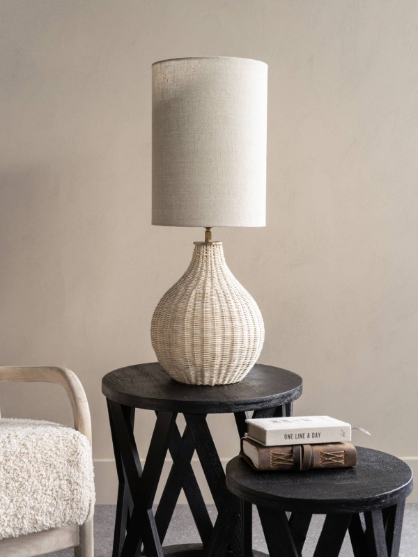 Duża rattanowa lampa stołowa do salonu