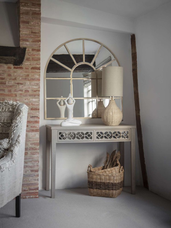 Lampa boho z jasną plecioną podstawą