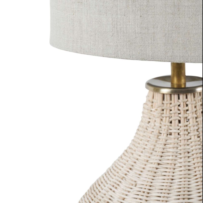 Rattanowa lampa z szarym abażurem do sypialni