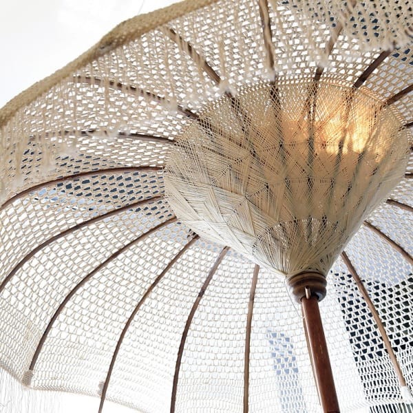 Biały parasol na taras w stylu boho z makramą