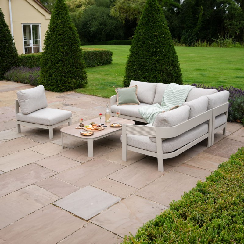 Zestaw mebli ogrodowych Lyall Corner sofa narożna i stolik kawowy kremowy