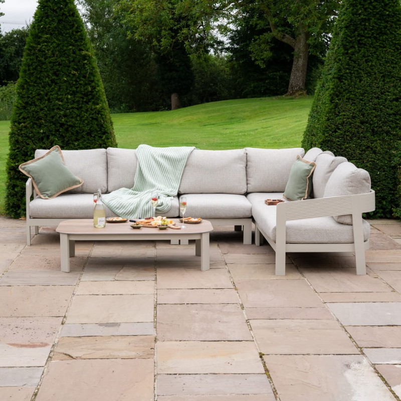 Zestaw mebli ogrodowych Lyall Corner sofa narożna i stolik kawowy kremowy