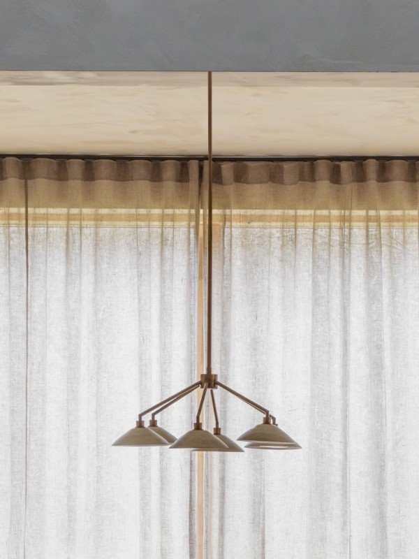 Brass Classic lampa wisząca z bielonymi drewnianymi kloszami