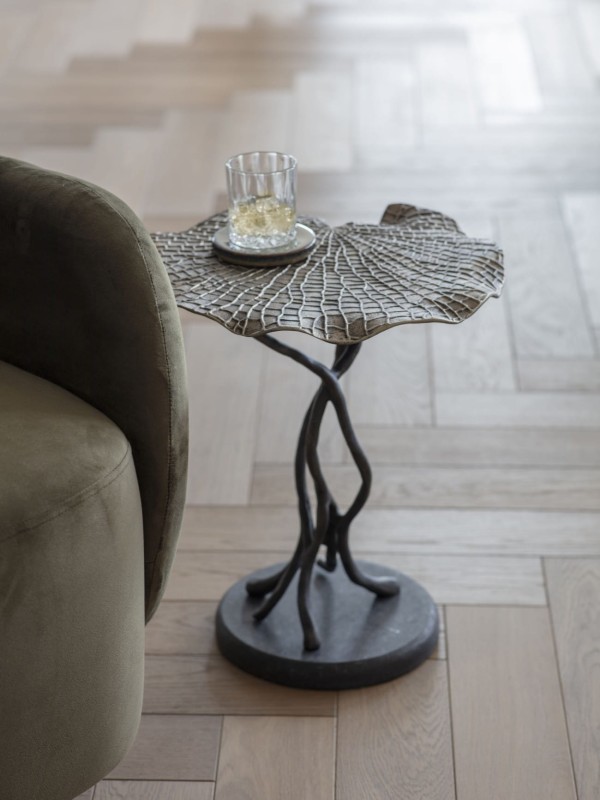 Stolik boczny Lily 45 cm złoto i czerń metalowy stolik pomocniczy