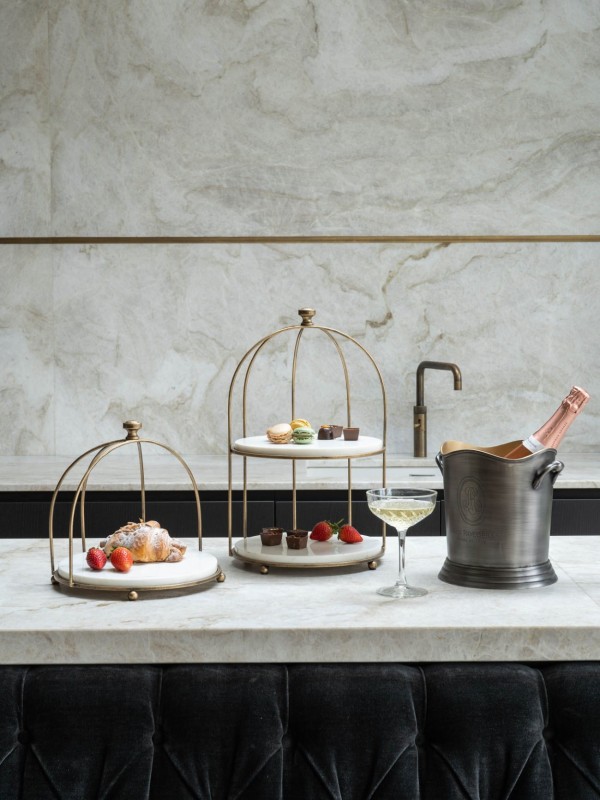 Patera stojak na ciasta Pimlico 26 cm złoty metal i biały marmur