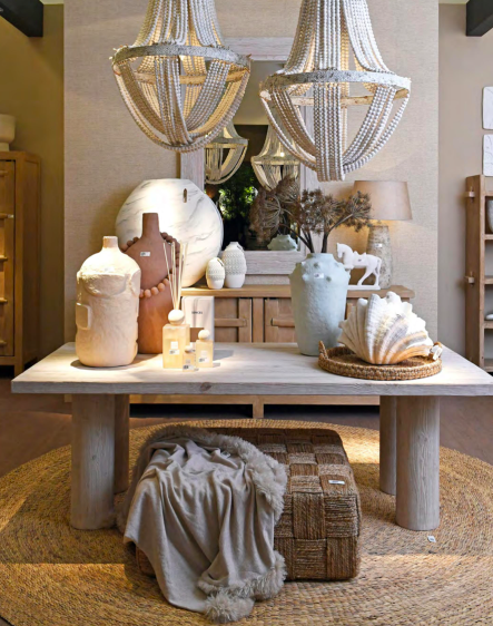 Żyrandol boho z koralików jako główne oświetlenie w jasnym salonie