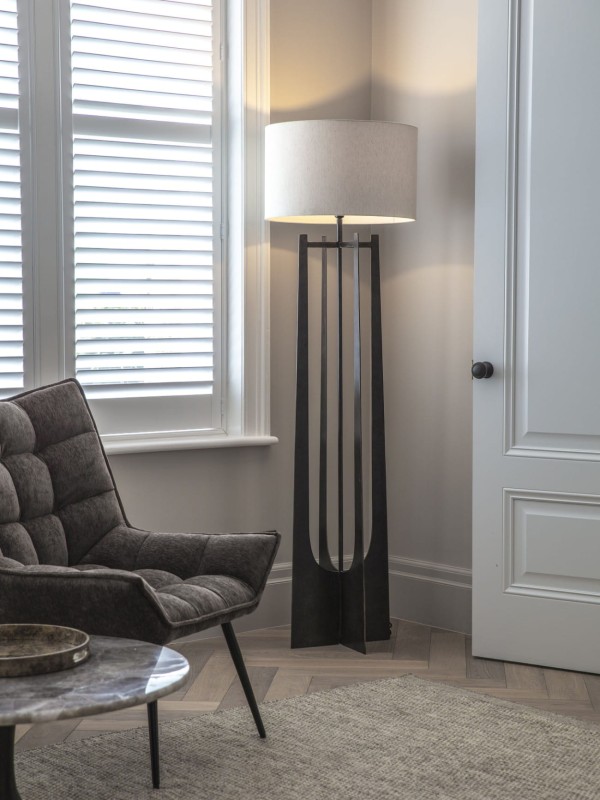 Lampa Linton Black z podstawą z młotkowanego żelaza