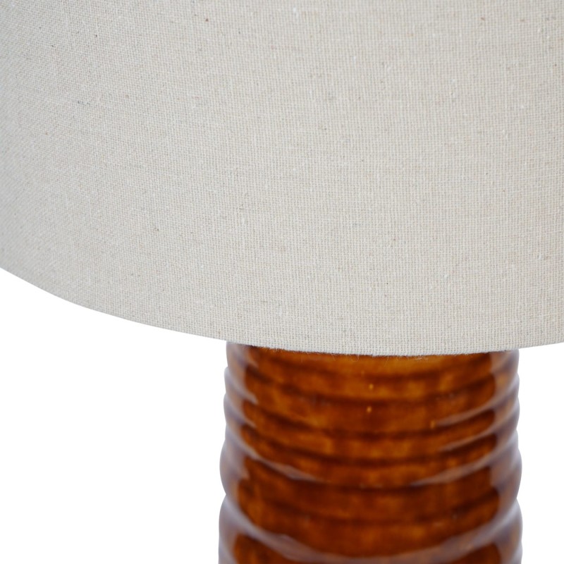 Wysoka lampa podłogowa z jasnym abażurem