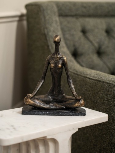 Rzeźba Yoga Bronze 26 cm – kobieta w pozycji jogi, dekoracja w antycznym brązie