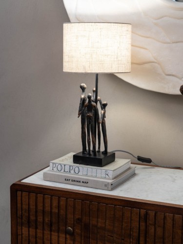 Lampa stołowa Family rzeźba rodziny 53 cm jasny abażur rzeźbiona podstawa