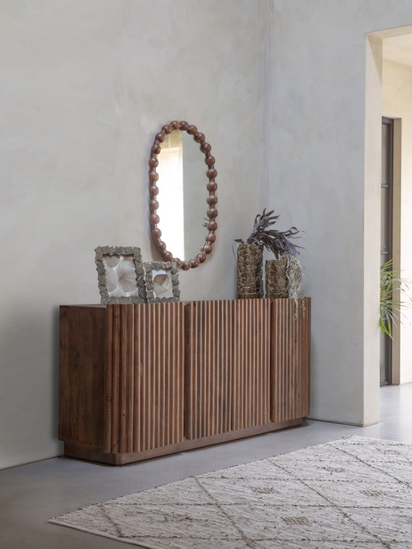 nowoczesny kredens brązowy z dekoracyjnymi frontami