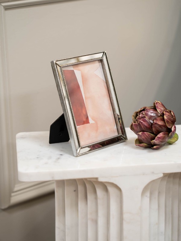 Stolik boczny z białego marmuru z rzeźbiarską podstawą