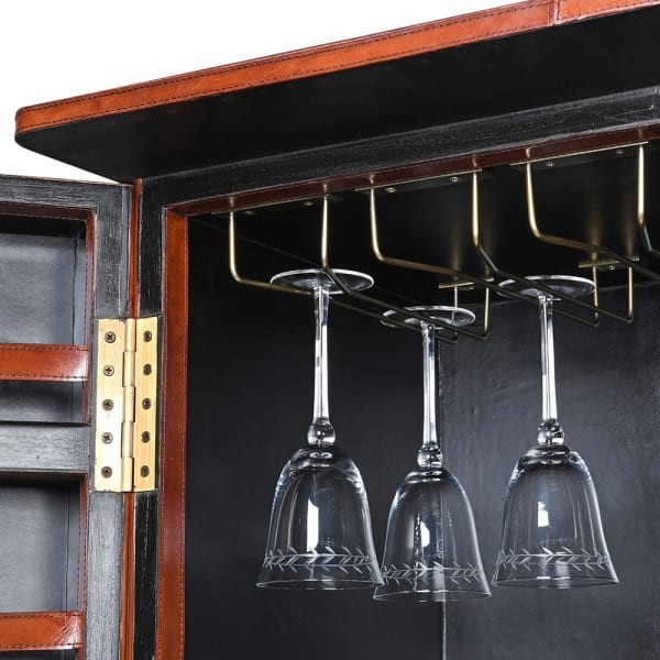 Wnętrze barku Jaipur z uchwytem na kieliszki i stojakiem na wino