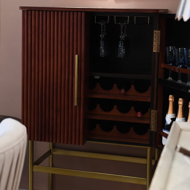 Luksusowy barek na alkohole Jaipur z brązowej skóry i mosiężną podstawą