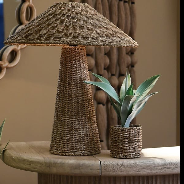 Rattanowa lampa stołowa w stylu boho do salonu