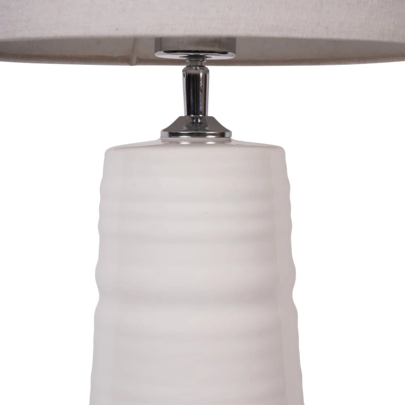 Wysoka biała lampa podłogowa do salonu