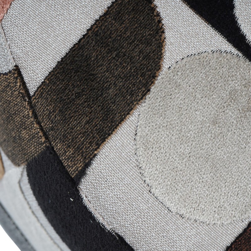 Kolorowy fotel obrotowy do salonu tapicerowany velvet w geometryczne wzory