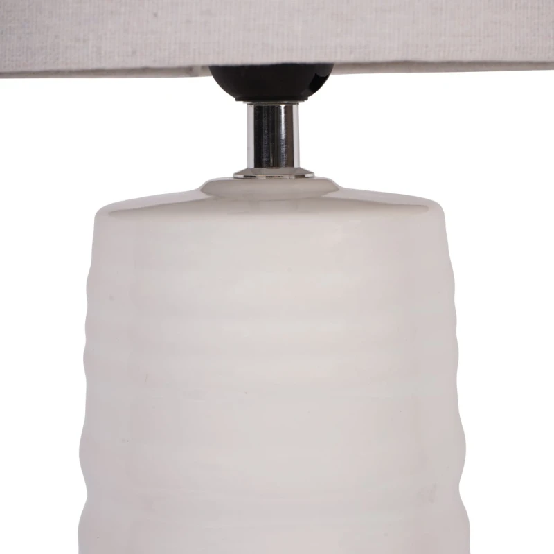 Biała lampa stołowa do salonu