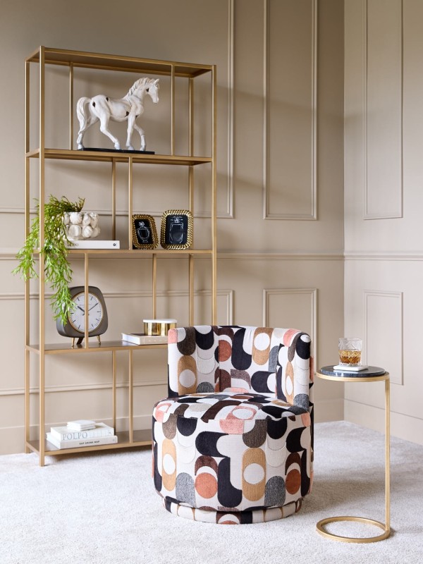 Kolorowy fotel do salonu - fotel obrotowy do salonu tapicerowany velvet w geometryczne wzory