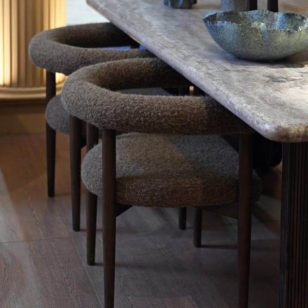 Krzesło Pimlico Brown polyester rama i nogi drewno jesion brązowe krzesło