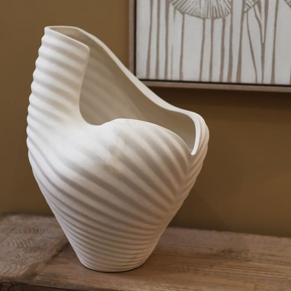 Wazon porcelanowy Symphony w kolorze białym, rzeźbiarski design z falistą fakturą