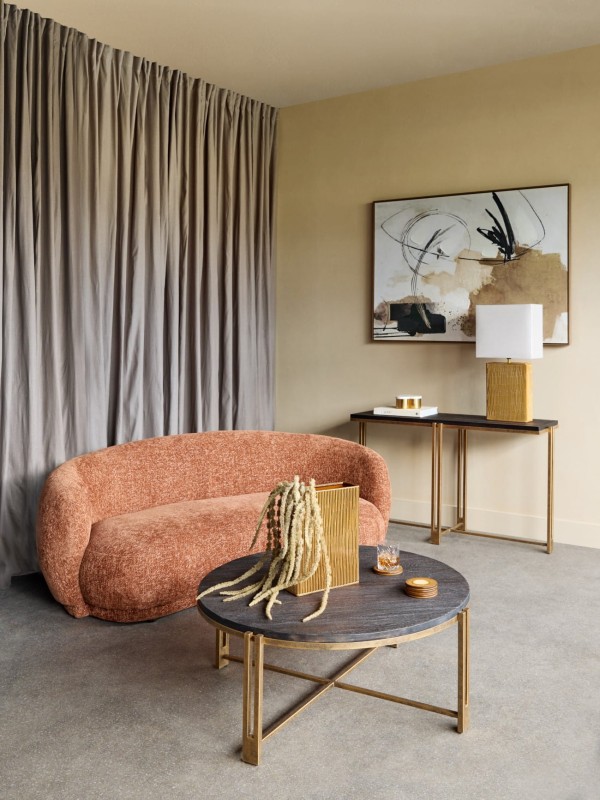 Zaokrąglona mała sofa Ennismore Burnt 180 cm tkanina Chenille pomarańczowa kanapa