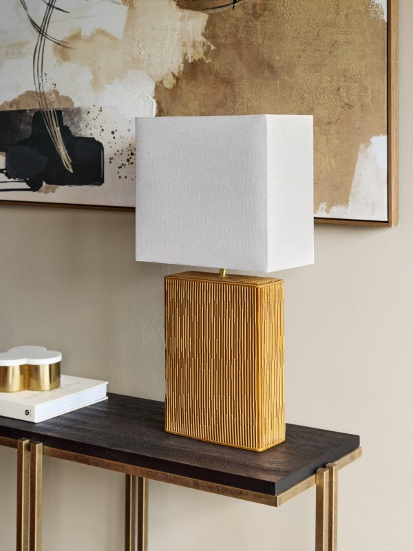 Ceramiczna lampa w kolorze terakoty z beżowym abażurem