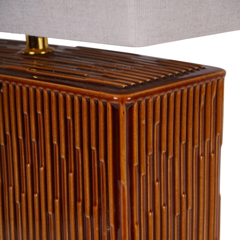 Zbliżenie na żłobioną podstawę lampy Rust