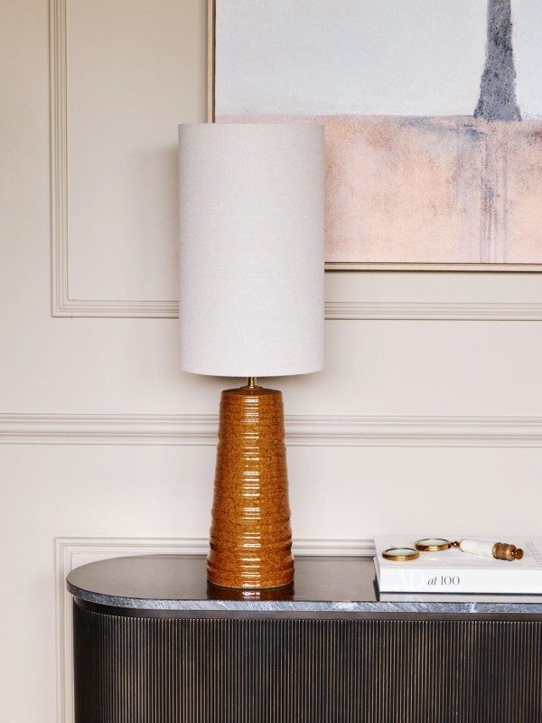 Pomarańczowa lampa stołowa wysoka z abażurem