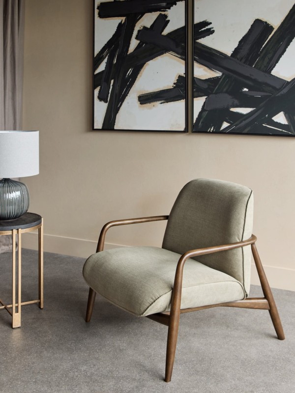 Zielony fotel do salonu z drewnianą ramą - fotel w stylu retro