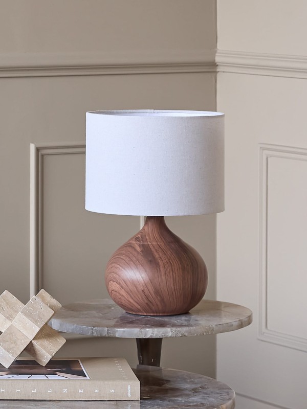 Ceramiczna lampa z efektem drewna i kremowym abażurem