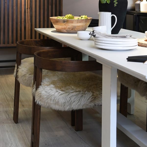 Krzesło do jadalni Lyall Sheepskin dąb skóra owcza - krzesło z podłokietnikami