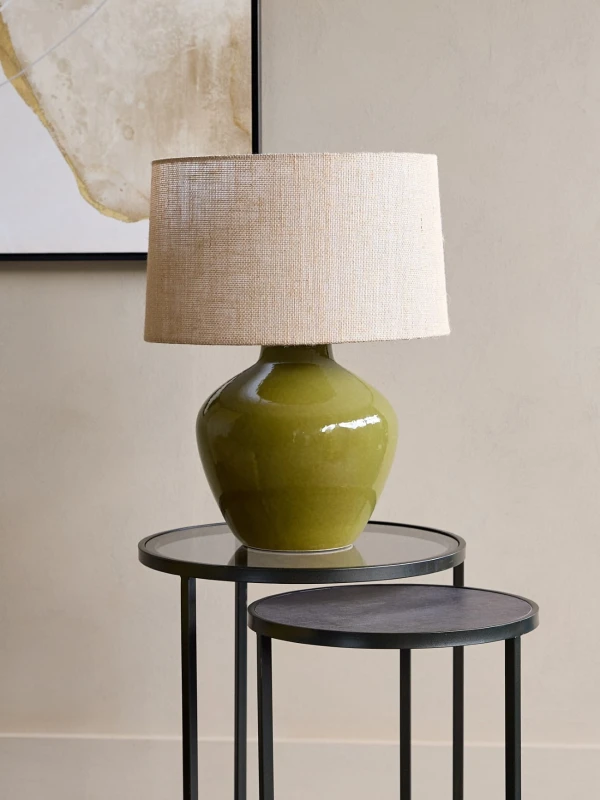 Zielona ceramiczna lampa z beżowym abażurem