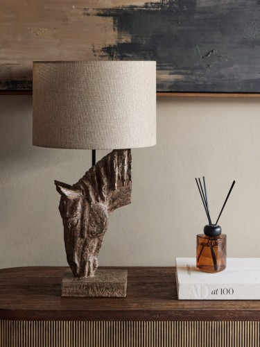 Lampa stołowa Horse 56 cm rzeźba konia z żywicy beżowy abażur