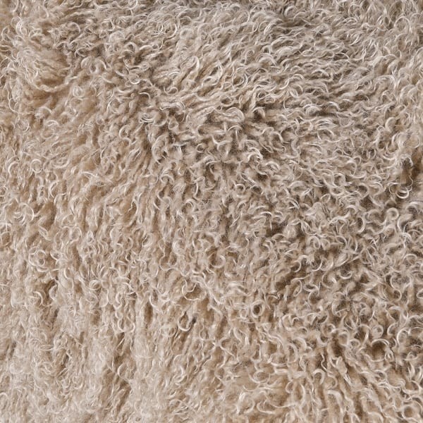 Fotel Lyall Fluffy jasne siedzisko oryginalny kształt na drewnianej podstawie