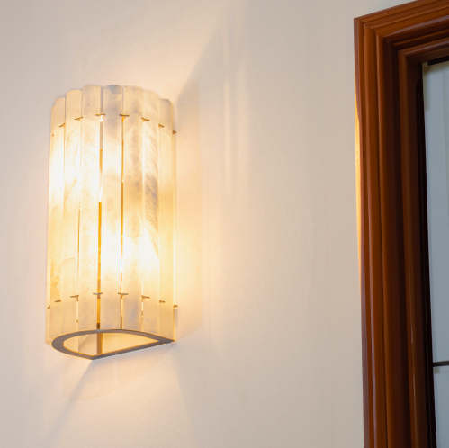 Biała lampa ścienna wykonana z alabastru