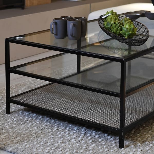 Stolik kawowy Lyall Double 140 cm szklany blat i półka z wikliny