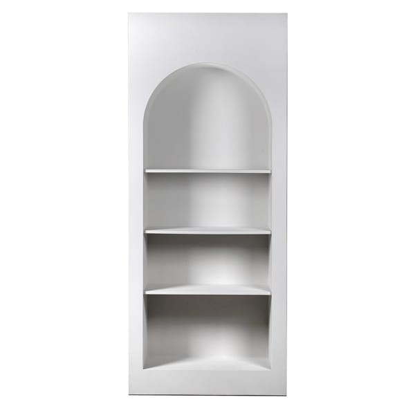 Wysoki biały regał Arched z półkami – designerski display cabinet do wnętrz