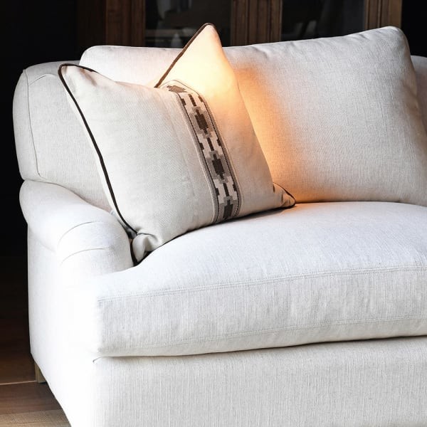 Jasna sofa Love lniana tapicerka 210 cm poduszka nóżki na kółkach trzyosobowa kanapa