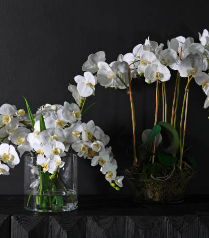 Dekoracja sztuczne kwiaty Orchid orchidee białe 36 cm wysokości szklany wazon