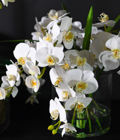 Dekoracja sztuczne kwiaty Orchid orchidee białe 36 cm wysokości szklany wazon