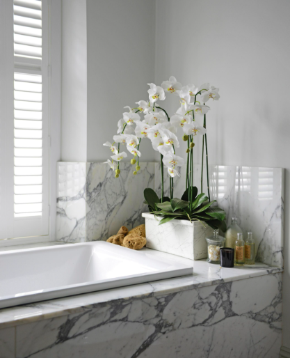 Storczyk White Marble 100 cm marmurowa biała doniczka białe kwiaty orchidea